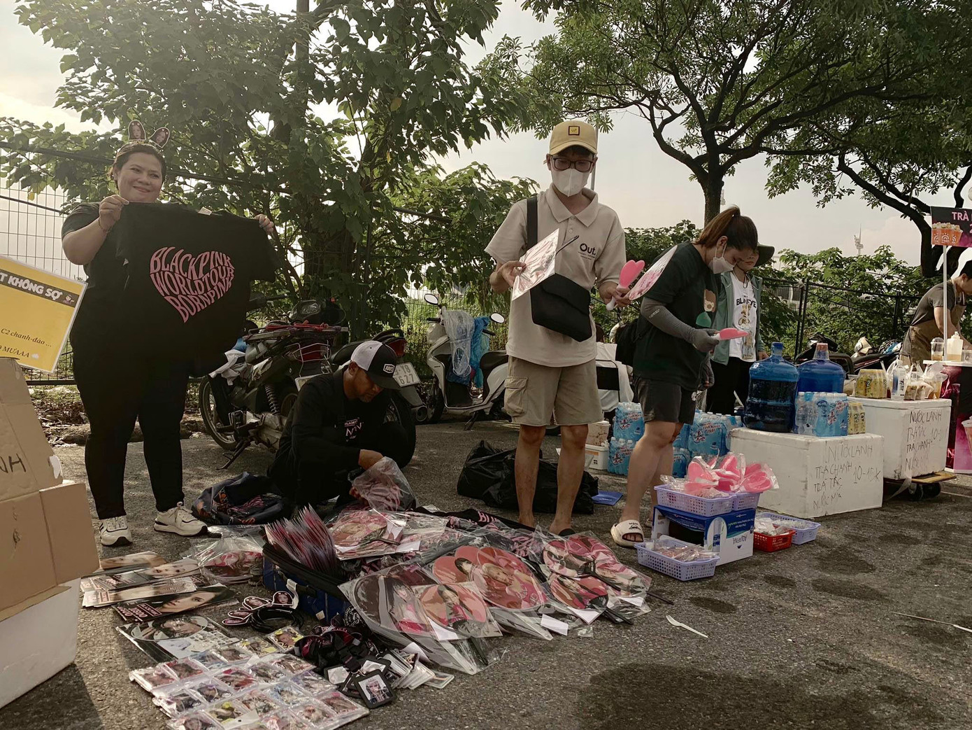 Bên cạnh đó, áo BlackPink, quạt có hình các cô gái nhà YG, bờm cài tóc... cũng được bày bán nhiều. Bên cạnh đó, áo BlackPink, quạt có hình các cô gái nhà YG, bờm cài tóc... cũng được bày bán nhiều.