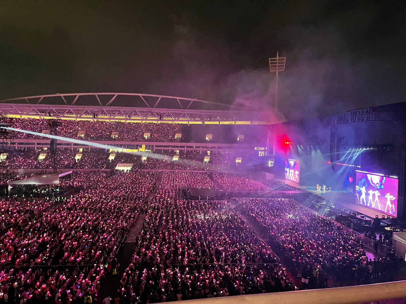 BlackPink xuất hiện trên sân khấu. Người hâm mộ reo vang không ngớt, giơ cao búa hồng cổ vũ. BlackPink xuất hiện trên sân khấu. Người hâm mộ reo vang không ngớt, giơ cao búa hồng cổ vũ.