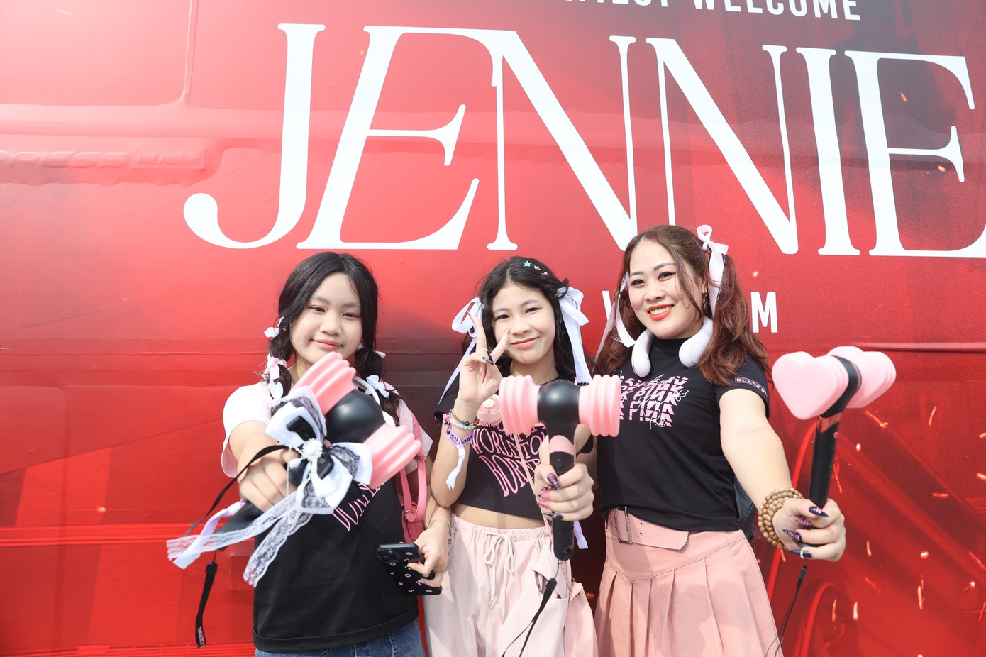 Những chiếc xe chào mừng các thành viên BlackPink do BTC chuẩn bị được nhiều bạn trẻ chọn làm phông nền chụp ảnh. Những chiếc xe chào mừng các thành viên BlackPink do BTC chuẩn bị được nhiều bạn trẻ chọn làm phông nền chụp ảnh.