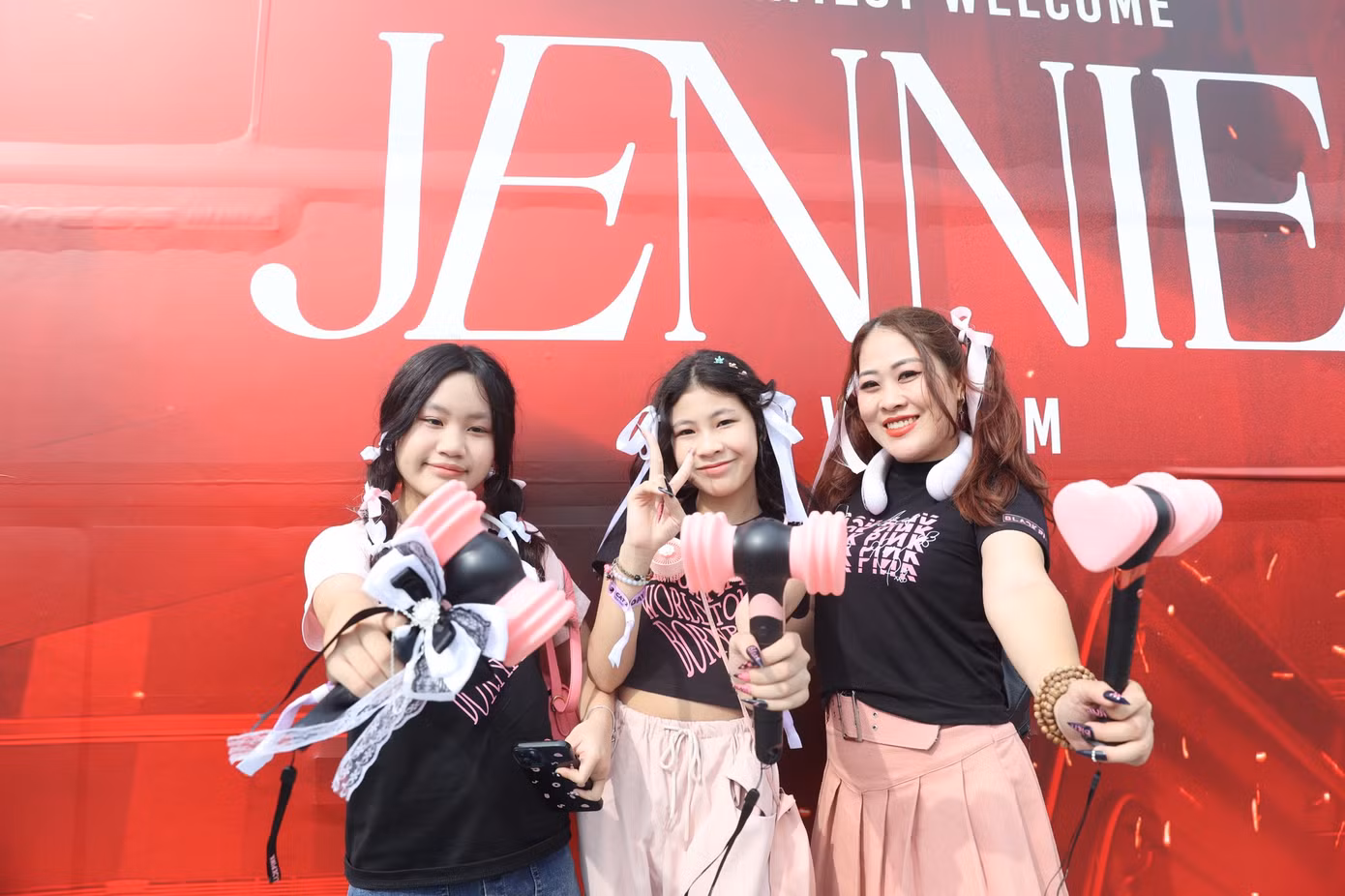 Những chiếc xe chào mừng các thành viên BlackPink do BTC chuẩn bị được nhiều bạn trẻ chọn làm phông nền chụp ảnh.