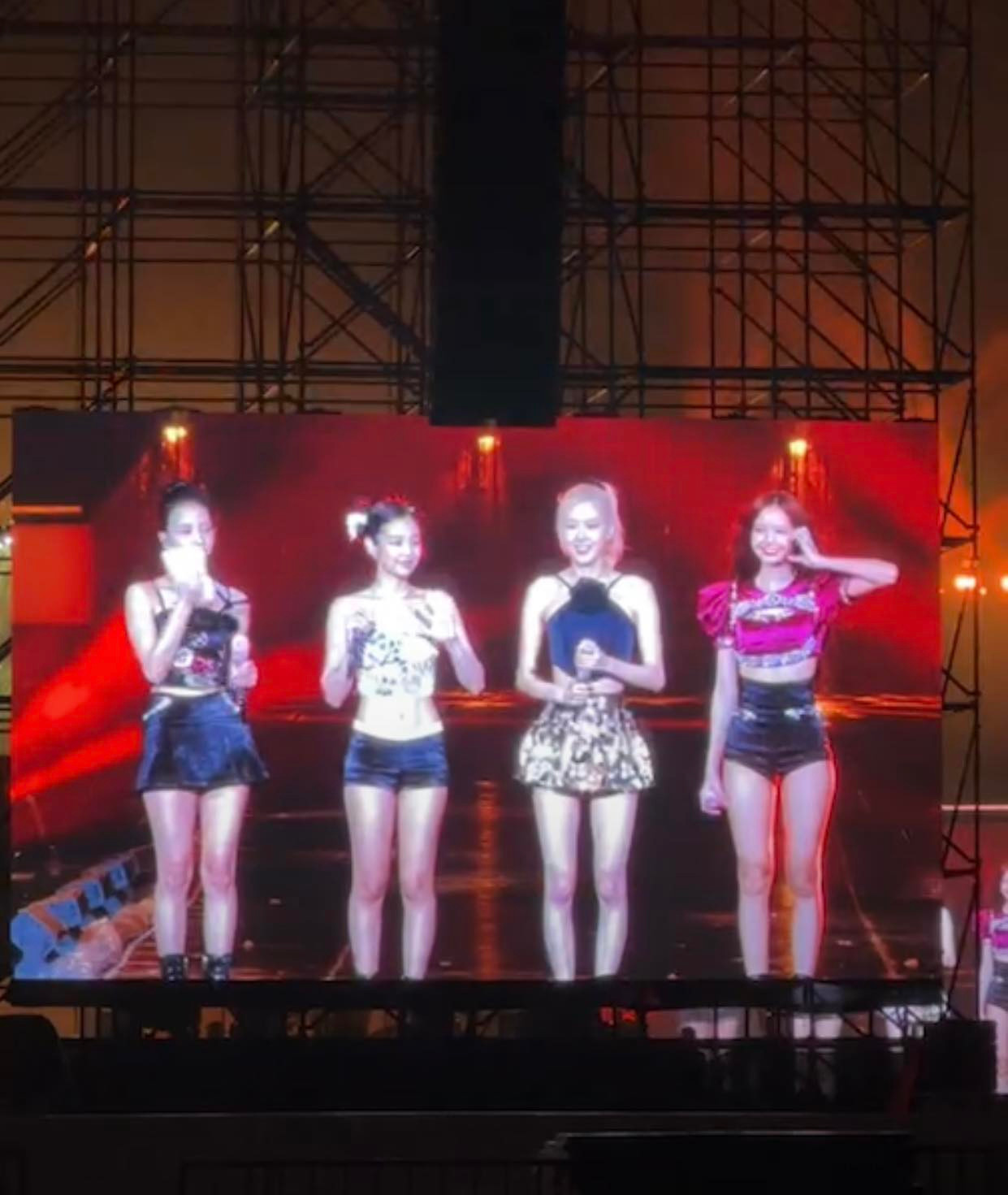 BlackPink vẫn giữ được năng lượng bùng nổ như đêm đầu tiên. BlackPink vẫn giữ được năng lượng bùng nổ như đêm đầu tiên.