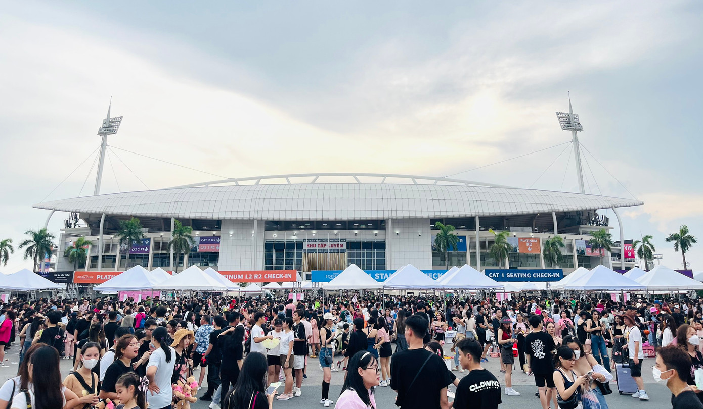 Khu vực ngoài sân vận động cũng ngày càng đông. Còn hơn 2 giờ trước khi show diễn bắt đầu. Khu vực ngoài sân vận động cũng ngày càng đông. Còn hơn 2 giờ trước khi show diễn bắt đầu.