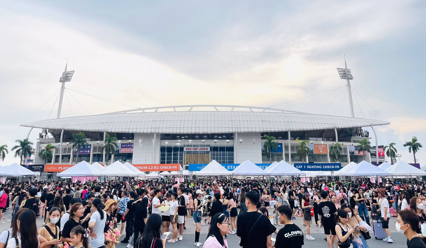 Khu vực ngoài sân vận động cũng ngày càng đông. Còn hơn 2 giờ trước khi show diễn bắt đầu.