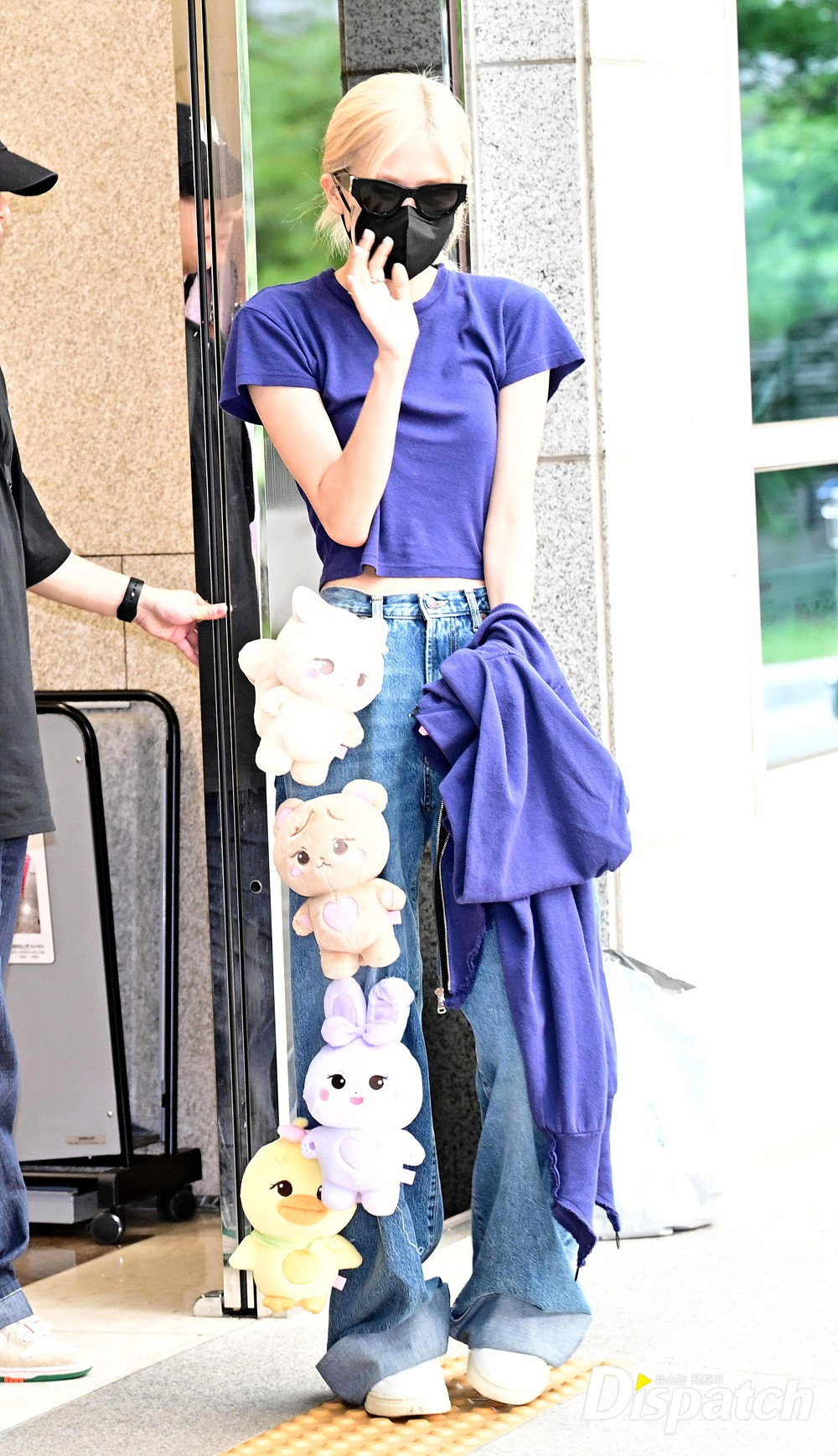 Rosé xuất hiện nổi bật nhất với chiếc quần jean rộng gắn thú nhồi bông. Cô che kín mặt nhưng hành động và biểu cảm cho thấy tinh thần tốt.