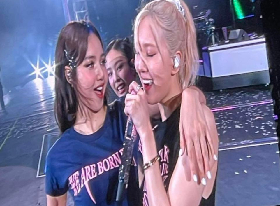 Tương tác tình cảm giữa Lisa và Rosé khiến fan "bấn loạn". Tương tác tình cảm giữa Lisa và Rosé khiến fan "bấn loạn".