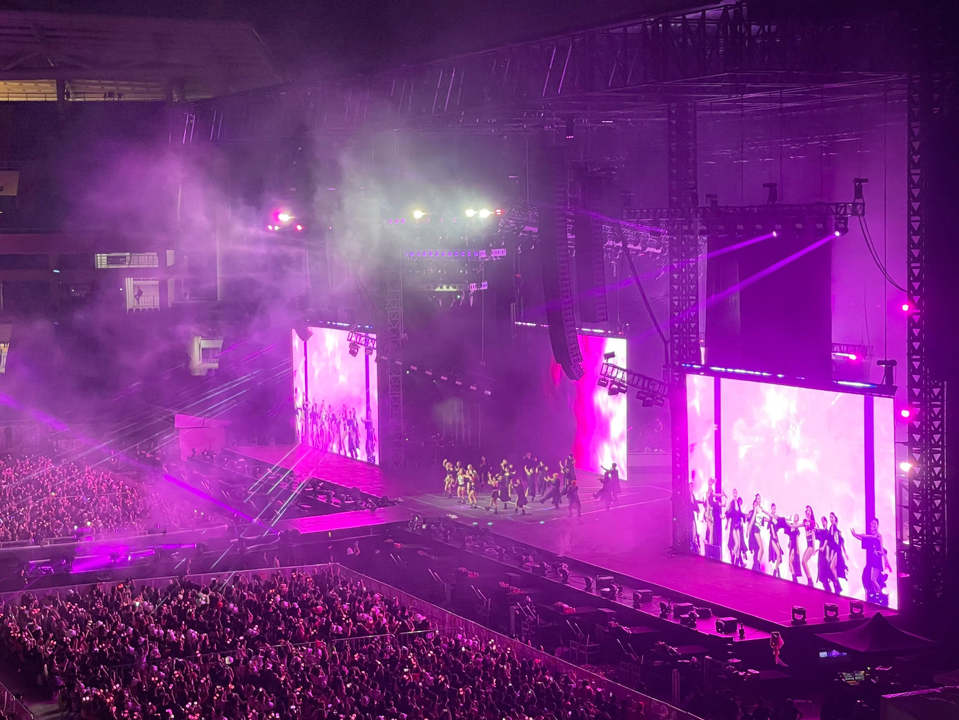 Các bản nhạc sôi động lần lượt được BlackPink trình diễn trên sân khấu. Các bản nhạc sôi động lần lượt được BlackPink trình diễn trên sân khấu.