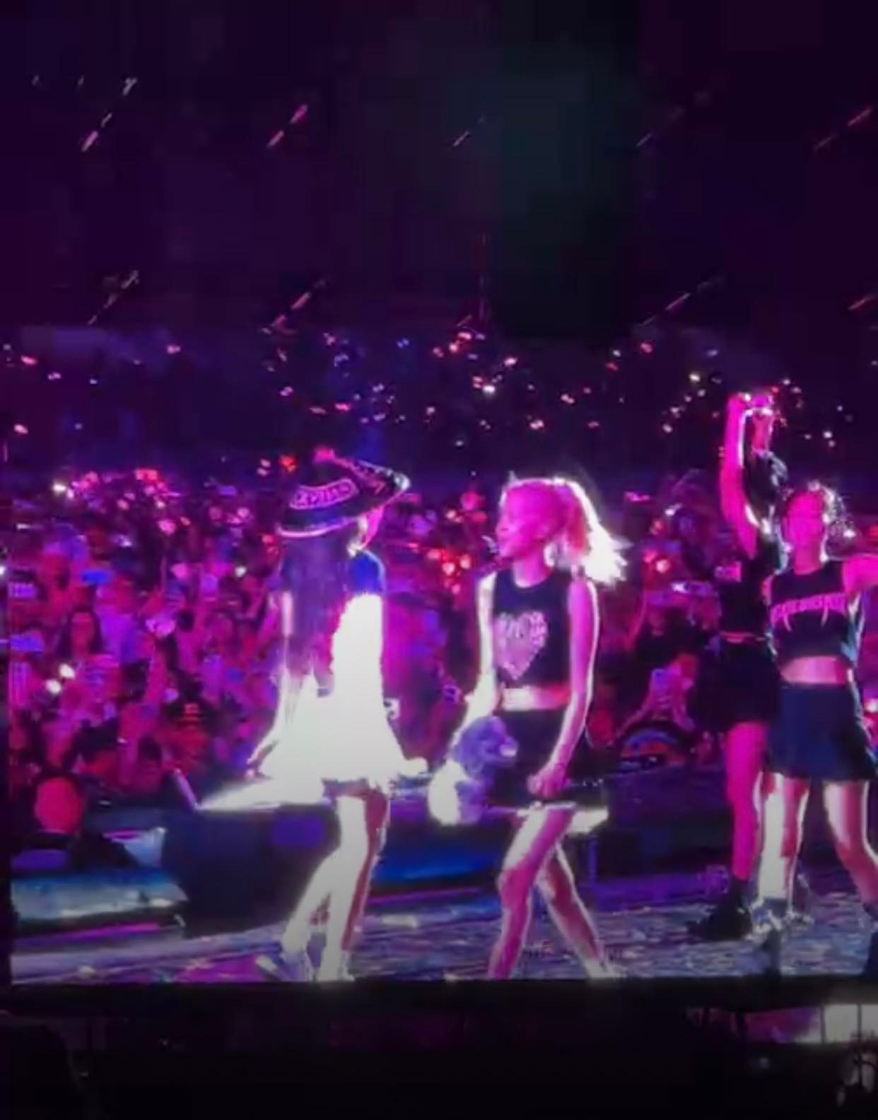 Lisa đội nón lá rời sân khấu. Lisa đội nón lá rời sân khấu.