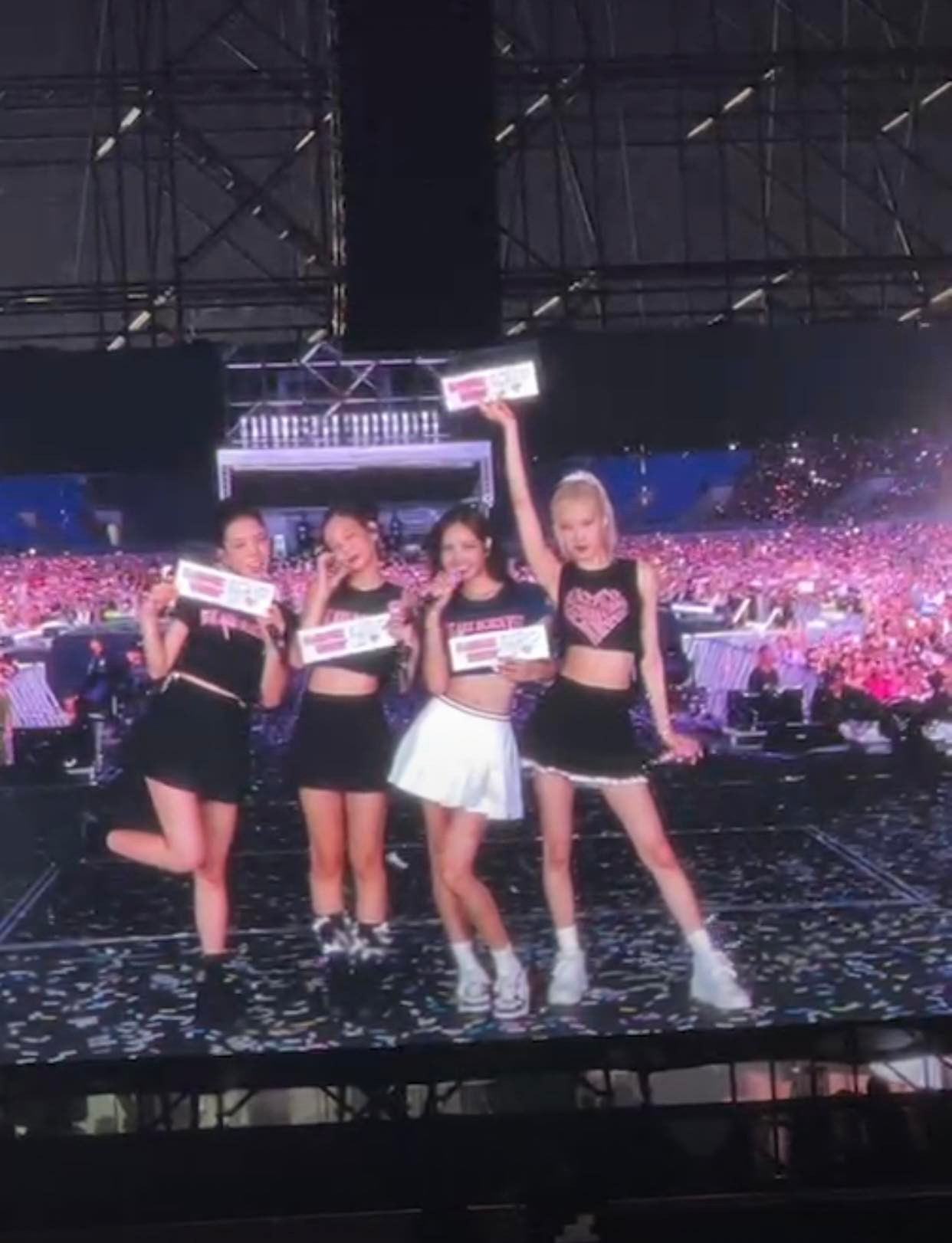 BlackPink chụp ảnh với khán giả Việt trước khi hát ca khúc cuối. Lisa nói: "We love Hà Nội". BlackPink chụp ảnh với khán giả Việt trước khi hát ca khúc cuối. Lisa nói: "We love Hà Nội".