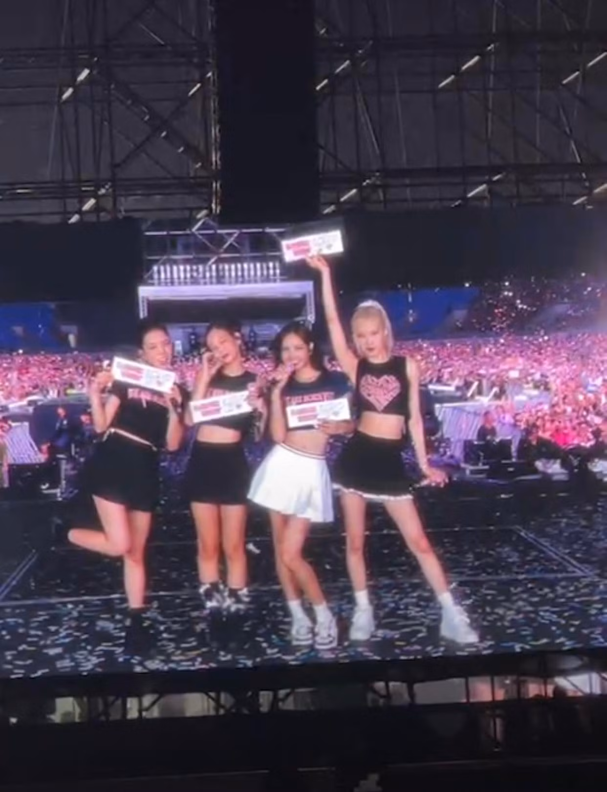 BlackPink chụp ảnh với khán giả Việt trước khi hát ca khúc cuối. Lisa nói: "We love Hà Nội".