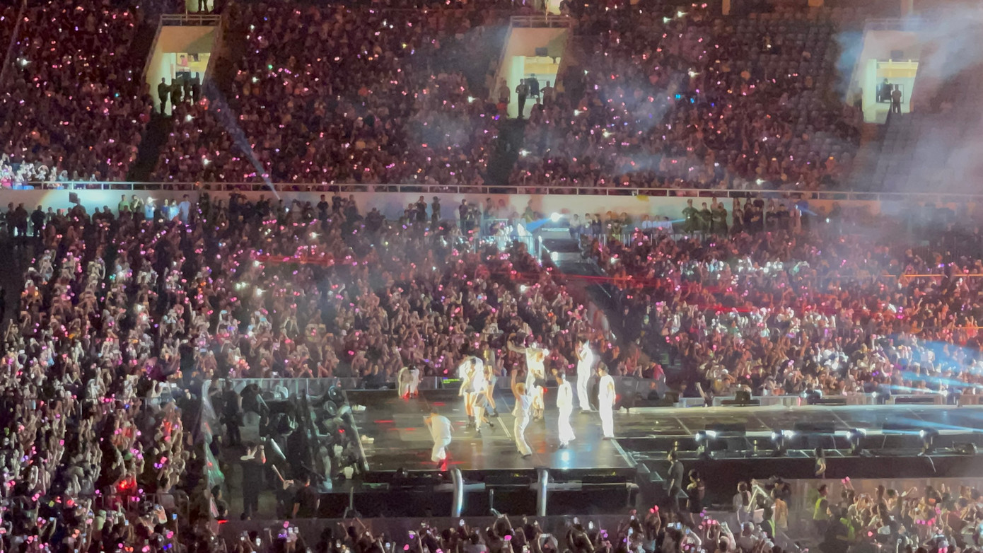 Dù nhiệt tình cổ vũ, người hâm mộ Việt Nam thể hiện thái độ văn minh, không chen lấn khỏi vị trí. Dù nhiệt tình cổ vũ, người hâm mộ Việt Nam thể hiện thái độ văn minh, không chen lấn khỏi vị trí.