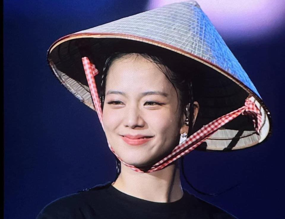 Jisoo nhận điểm 10 nhan sắc khi đội nón lá. Jisoo nhận điểm 10 nhan sắc khi đội nón lá.