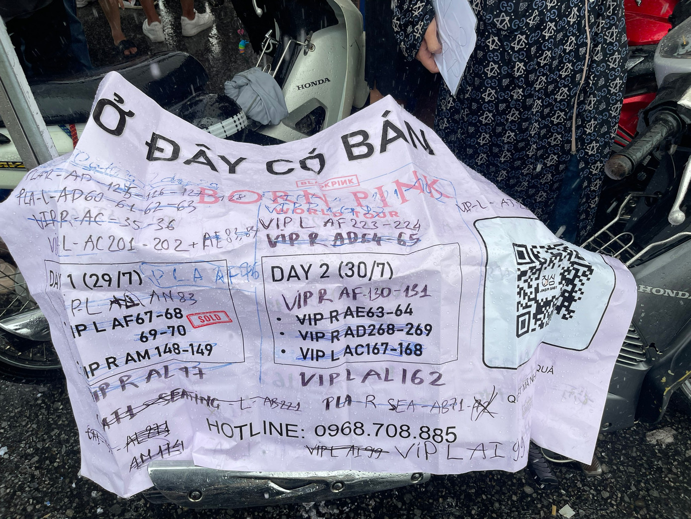 Những tấm biển rao bán các hạng vé xuất hiện nhiều ở bên ngoài sân Mỹ Đình nhưng người quan tâm không có nhiều. Những tấm biển rao bán các hạng vé xuất hiện nhiều ở bên ngoài sân Mỹ Đình nhưng người quan tâm không có nhiều.