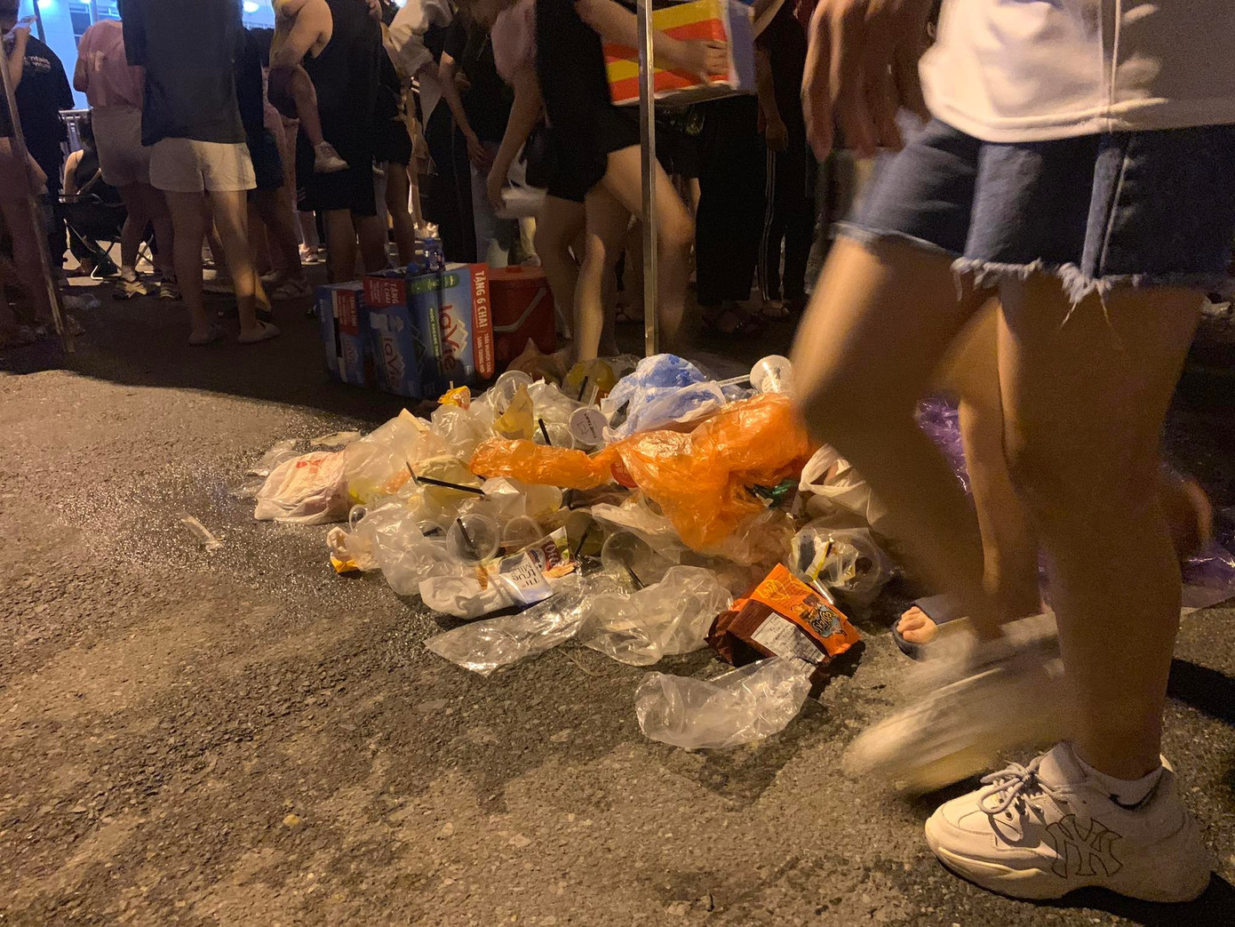 Fan phong trào tập trung đông bên ngoài. Mưa bắt đầu nặng hạt. Fan phong trào tập trung đông bên ngoài. Mưa bắt đầu nặng hạt.