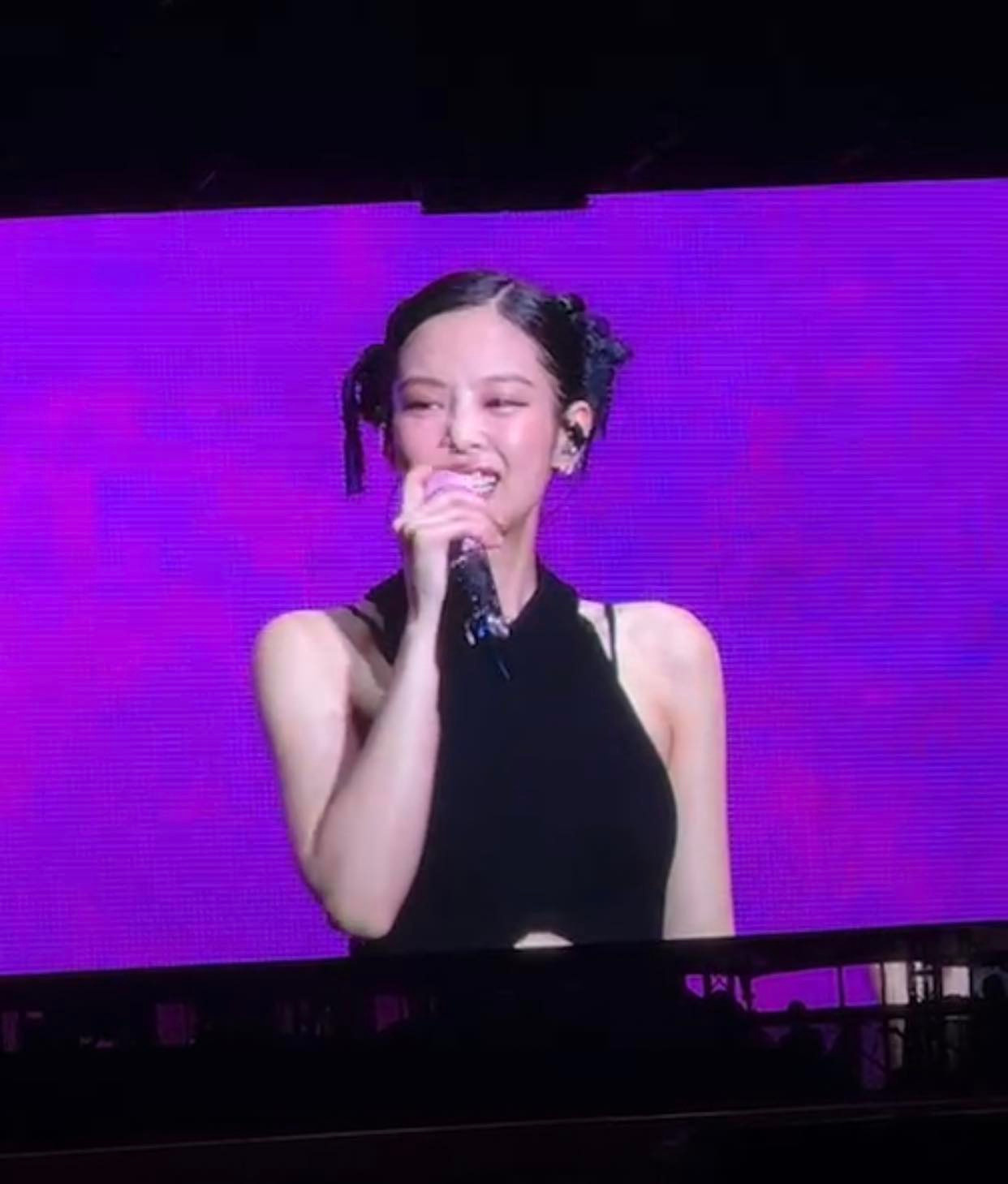 Jennie bày tỏ sự tiếc nuối khi đêm nhạc sắp kết thúc. Trong phần giao lưu, BlackPink khiến khán giả Việt Nam phấn khích khi hỏi: “Các bạn có một buổi tối vui chứ”. Nhóm nhạc Kpop chia sẻ đây là lần đầu đến Hà Nội (Việt Nam) và sẽ nhớ mãi. Các cô gái ấn tượng với ẩm thực Việt, đặc biệt là phở, bánh mì. Jennie bày tỏ sự tiếc nuối khi đêm nhạc sắp kết thúc. Trong phần giao lưu, BlackPink khiến khán giả Việt Nam phấn khích khi hỏi: “Các bạn có một buổi tối vui chứ”. Nhóm nhạc Kpop chia sẻ đây là lần đầu đến Hà Nội (Việt Nam) và sẽ nhớ mãi. Các cô gái ấn tượng với ẩm thực Việt, đặc biệt là phở, bánh mì.