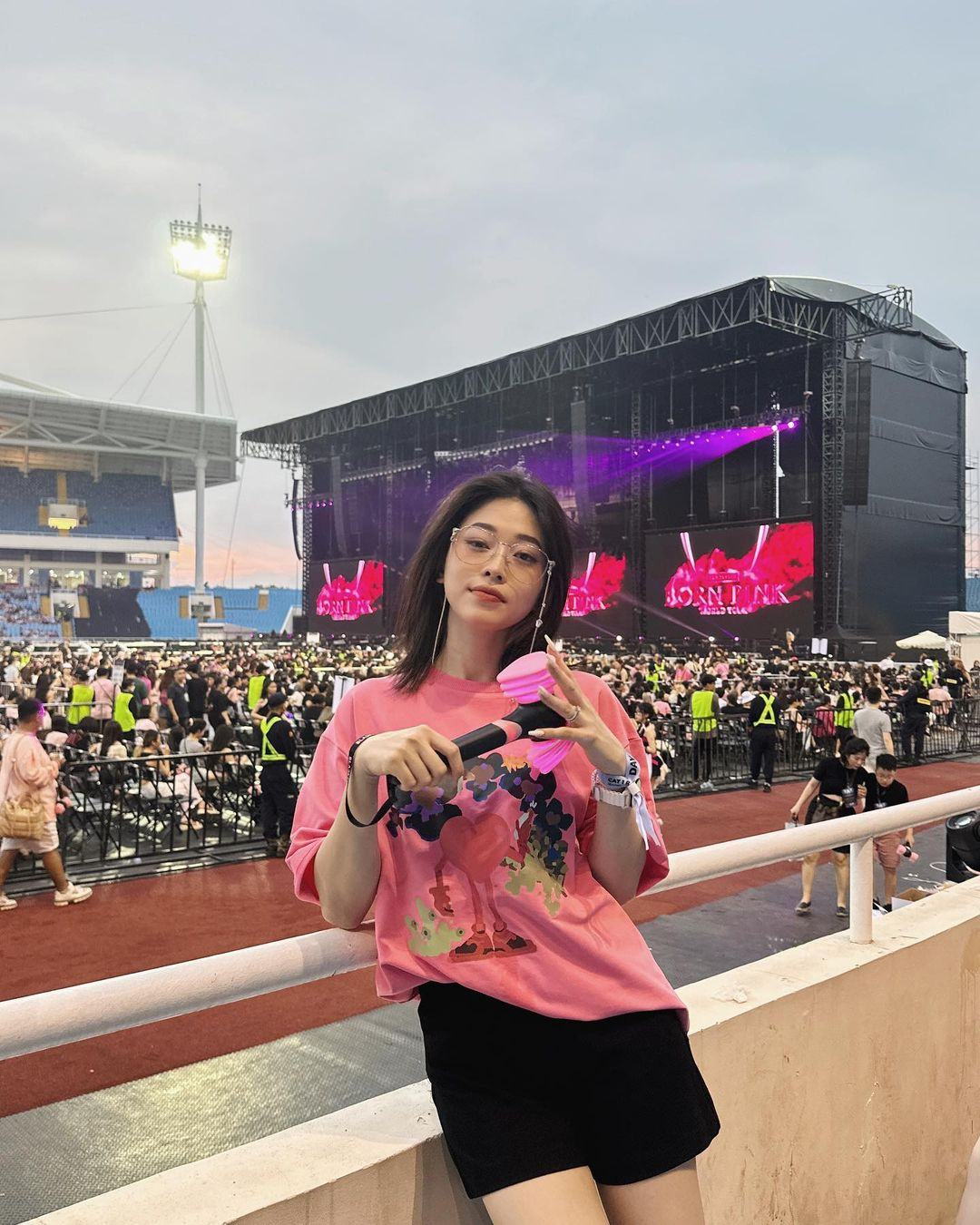 Á hậu Phương Nga "du idol" ngày 2. Trong trang phục hồng - đen, cô nhận được nhiều lời khen với diện mạo xinh đẹp. Bên cạnh đó, một số cư dân mạng bất ngờ vì cô Phương Nga đi xem show hai ngày liên tục. Ảnh: IG. Á hậu Phương Nga "du idol" ngày 2. Trong trang phục hồng - đen, cô nhận được nhiều lời khen với diện mạo xinh đẹp. Bên cạnh đó, một số cư dân mạng bất ngờ vì cô Phương Nga đi xem show hai ngày liên tục. Ảnh: IG.