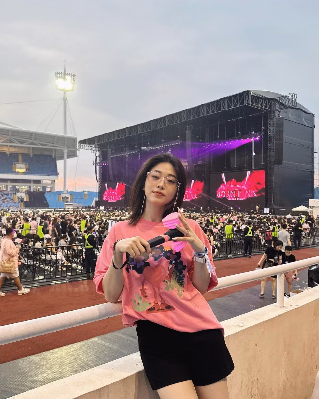Á hậu Phương Nga "du idol" ngày 2. Trong trang phục hồng - đen, cô nhận được nhiều lời khen với diện mạo xinh đẹp. Bên cạnh đó, một số cư dân mạng bất ngờ vì cô Phương Nga đi xem show hai ngày liên tục. Ảnh: IG.