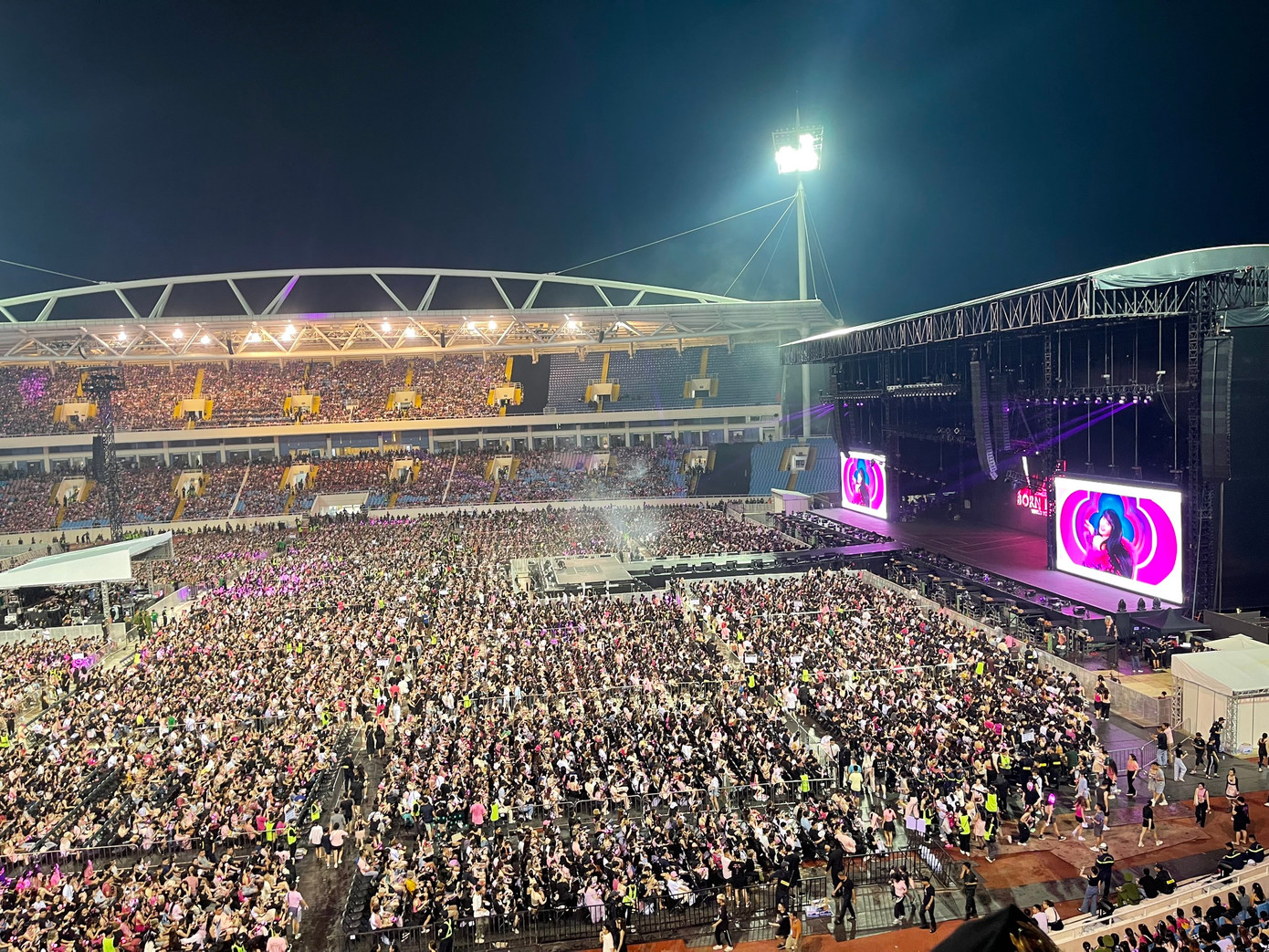 Bên trong chưa bắt đầu biểu diễn dù đã qua giờ dự kiến là 19h30. Bên trong chưa bắt đầu biểu diễn dù đã qua giờ dự kiến là 19h30.