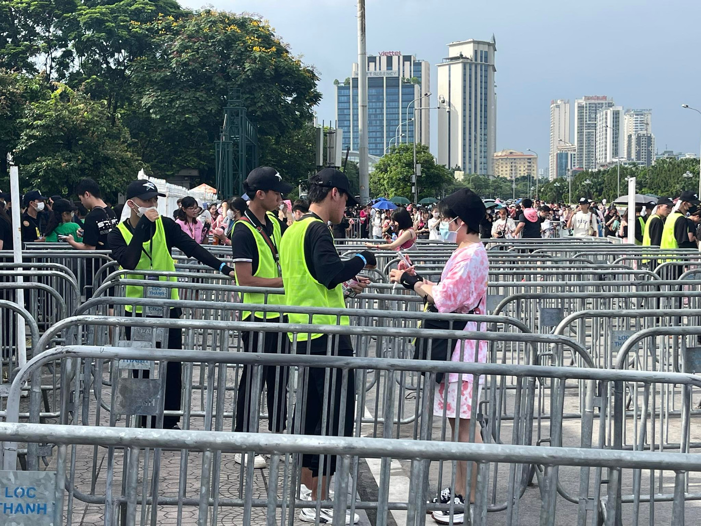 Fan sau khi đổi vé điện tử thành vòng tay được check-in vào sân sớm hơn buổi diễn ngày 1. Fan sau khi đổi vé điện tử thành vòng tay được check-in vào sân sớm hơn buổi diễn ngày 1.