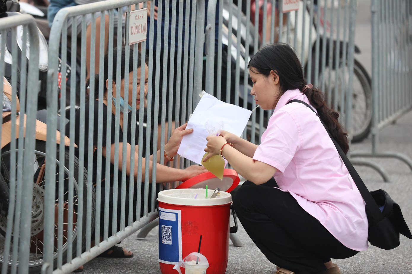 Dịch vụ nước giải khát tranh thủ bán trước khi vãn khách. Dịch vụ nước giải khát tranh thủ bán trước khi vãn khách.