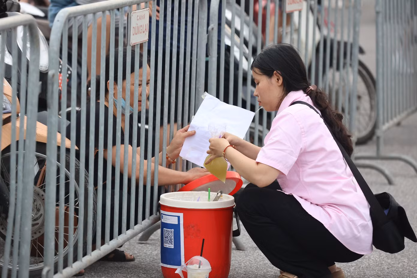 Dịch vụ nước giải khát tranh thủ bán trước khi vãn khách.