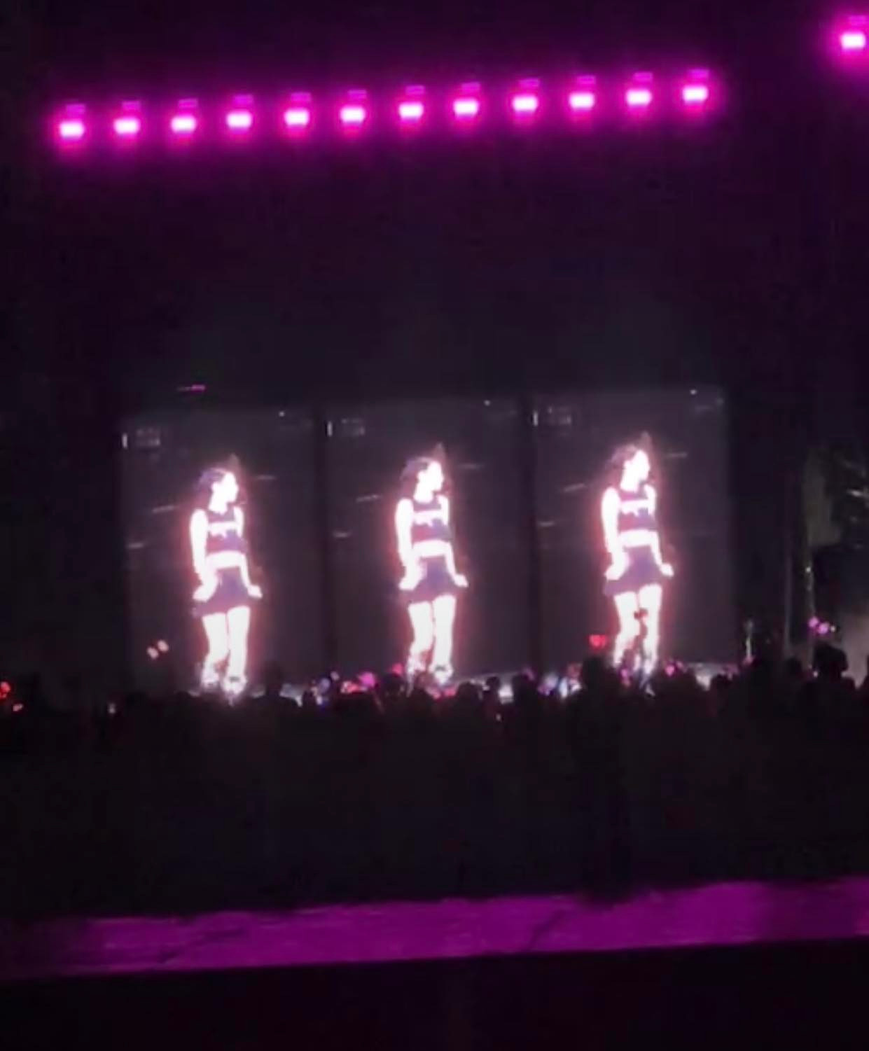 Theo nguyện vọng của người hâm mộ, Jennie nhảy See Tình. Theo nguyện vọng của người hâm mộ, Jennie nhảy See Tình.