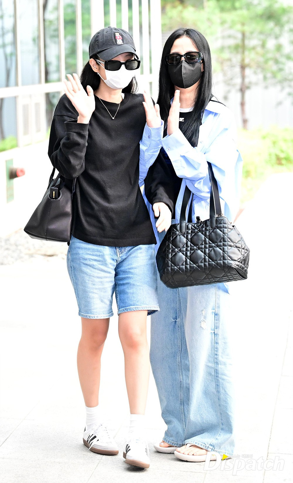 Jennie và Jisoo khoác tay nhau, mặc đồ ton-sur-ton vẫy tay chào phóng viên. Không nhiều năng lượng như Rosé, hai cô gái cũng cho thấy thái độ thân thiện.