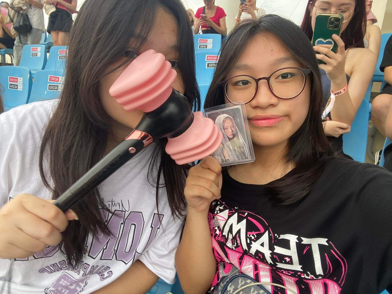 Khánh Chi và Ngọc Ánh (đều học lớp 9 trường THCS Nguyễn Du, Hà Nội) có mặt từ rất sớm với đầy đủ lightstick, quạt, vòng và quan trọng nhất là chiếc điện thoại sạc đầy pin. Ngoài tận hưởng không khí concert, hai nữ sinh còn gánh nhiệm vụ chụp và quay hình ghi nhanh buổi diễn cho bạn bè ở nhà. Khánh Chi và Ngọc Ánh (đều học lớp 9 trường THCS Nguyễn Du, Hà Nội) có mặt từ rất sớm với đầy đủ lightstick, quạt, vòng và quan trọng nhất là chiếc điện thoại sạc đầy pin. Ngoài tận hưởng không khí concert, hai nữ sinh còn gánh nhiệm vụ chụp và quay hình ghi nhanh buổi diễn cho bạn bè ở nhà.