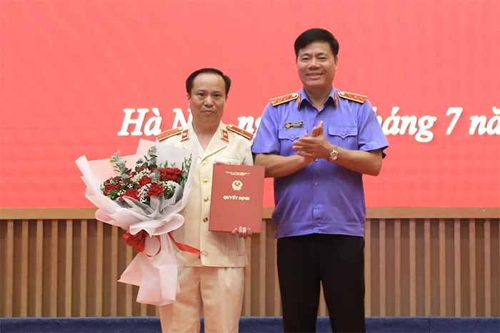 Phó Viện trưởng VKSND tối cao Nguyễn Quang Dũng trao quyết định bổ nhiệm cho ông Nguyễn Đức Hạnh. Phó Viện trưởng VKSND tối cao Nguyễn Quang Dũng trao quyết định bổ nhiệm cho ông Nguyễn Đức Hạnh.