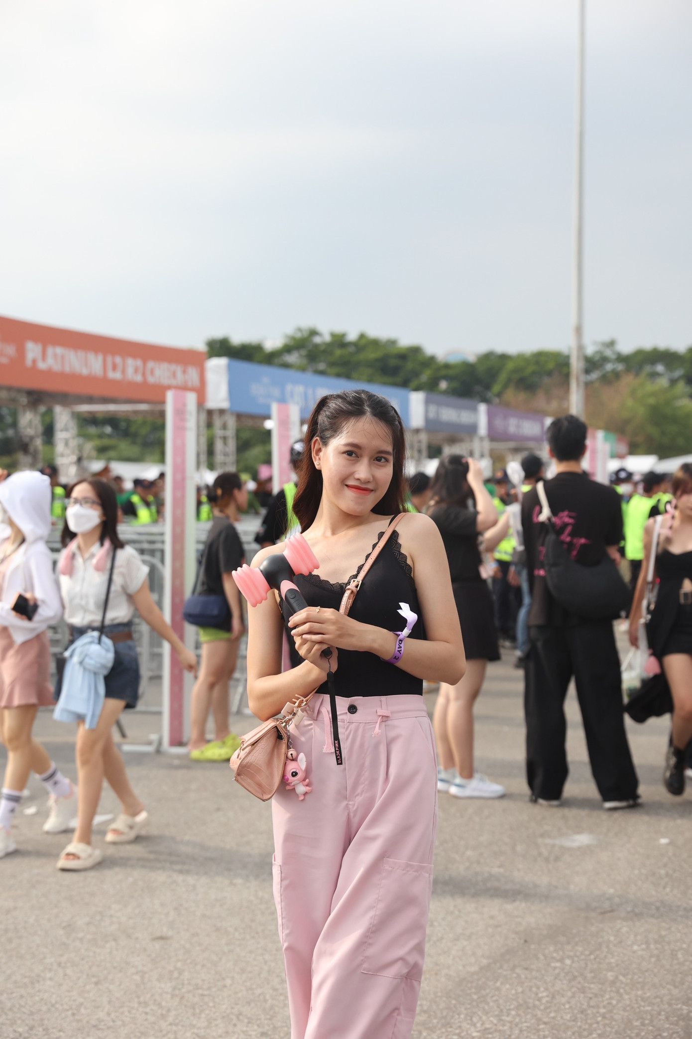 Fan nữ chọn phong cách vừa dễ thương, hiện đại vừa gợi cảm như các thần tượng. Fan nữ chọn phong cách vừa dễ thương, hiện đại vừa gợi cảm như các thần tượng.