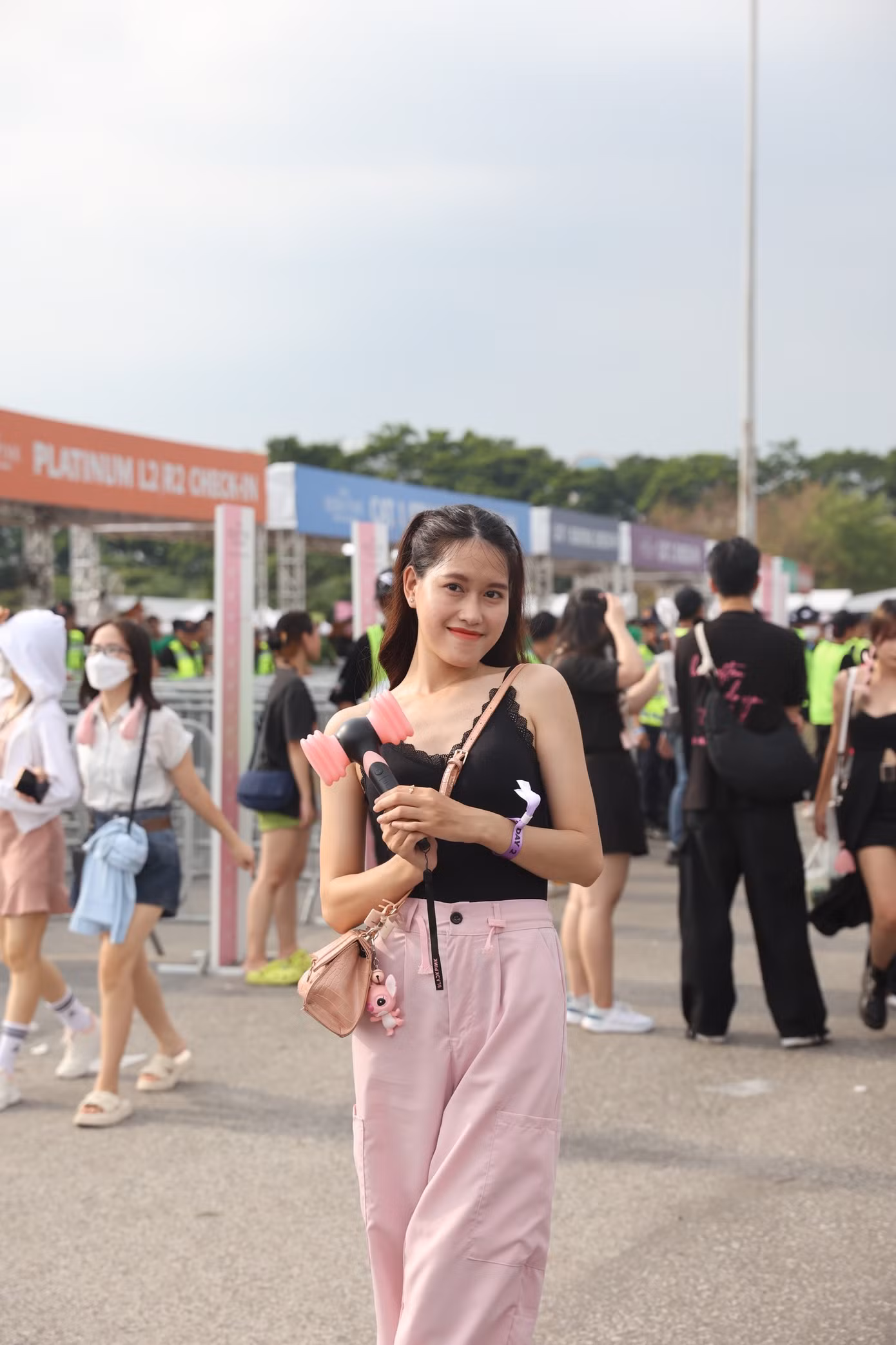 Fan nữ chọn phong cách vừa dễ thương, hiện đại vừa gợi cảm như các thần tượng.