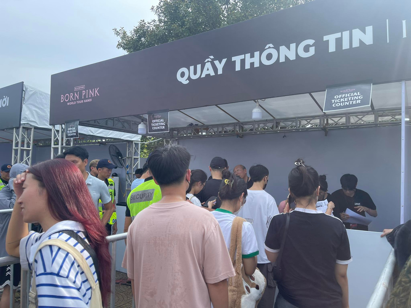 Người hâm mộ tập trung đông trước quầy bán vé. Người hâm mộ tập trung đông trước quầy bán vé.