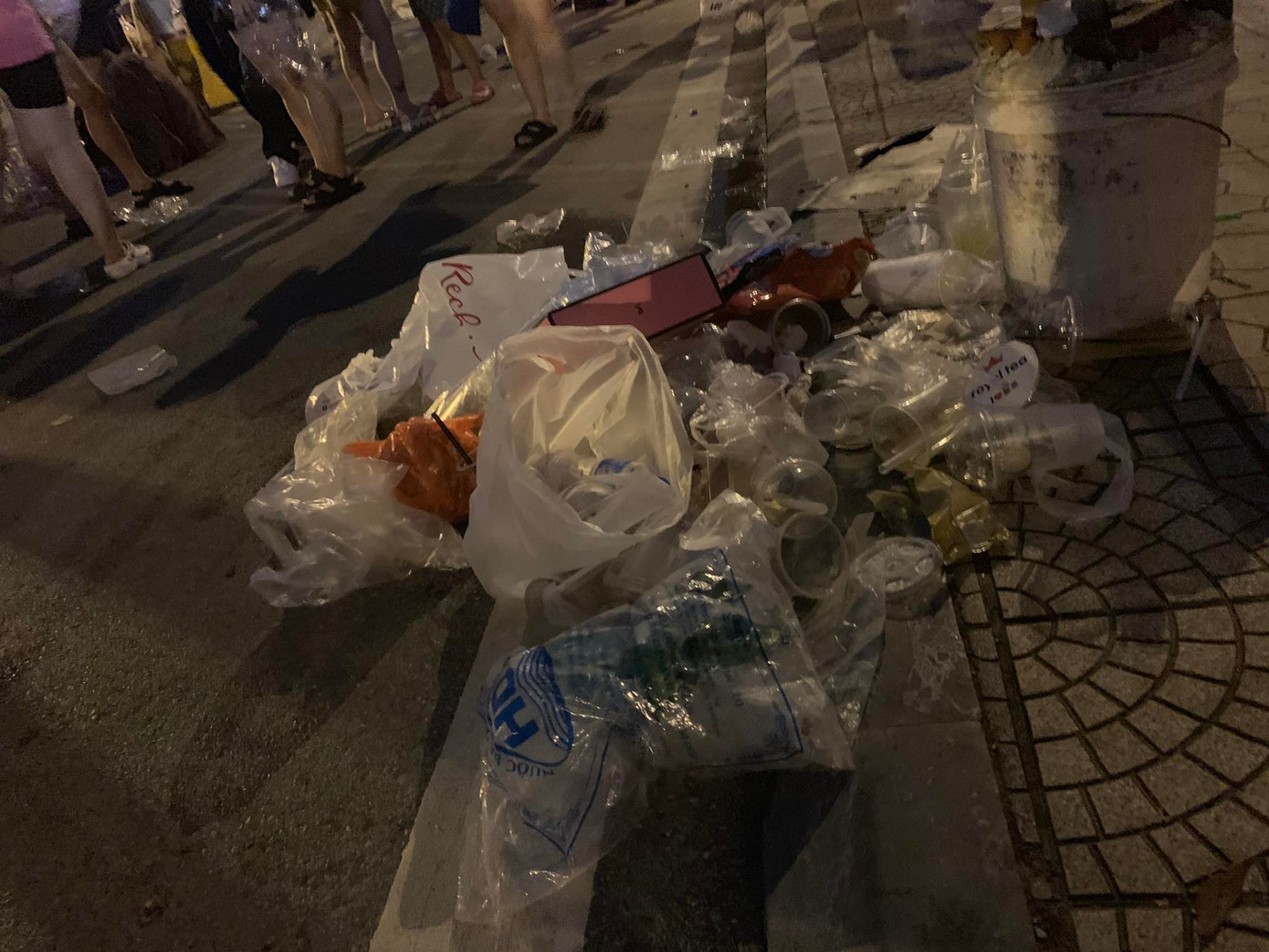 Áo mưa tiện lợi, vỏ túi bóng, chai nhựa vứt thành đống bên ngoài sân vận động. Áo mưa tiện lợi, vỏ túi bóng, chai nhựa vứt thành đống bên ngoài sân vận động.