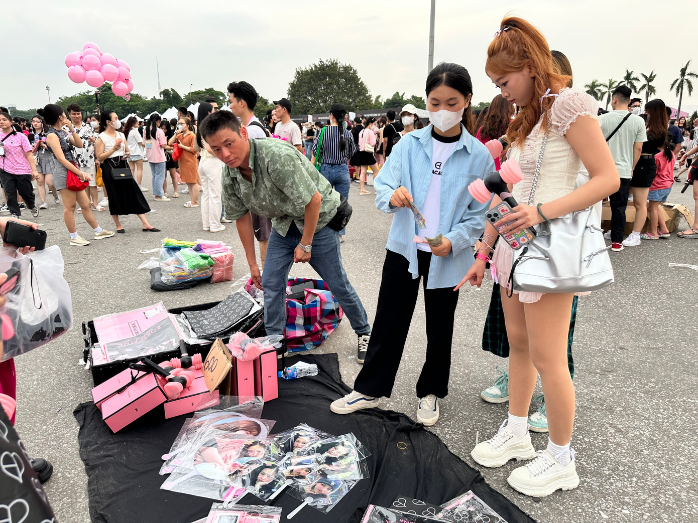 Các quầy hàng phụ kiện vẫn đang bày bán. Các quầy hàng phụ kiện vẫn đang bày bán.