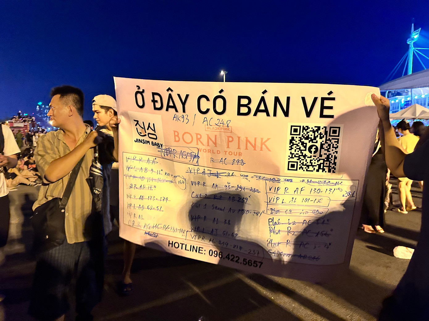 Phe vé vẫn treo biển bán. Phe vé vẫn treo biển bán.