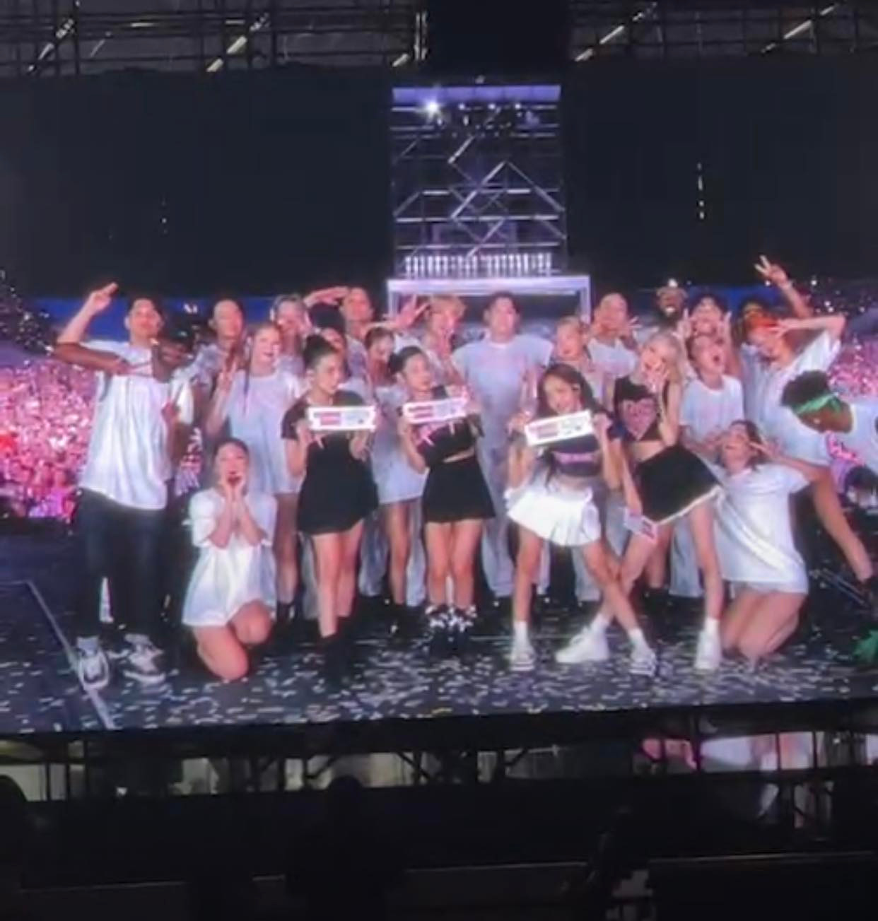 Đội nhảy phụ cũng góp mặt vào khung hình. Đội nhảy phụ cũng góp mặt vào khung hình.