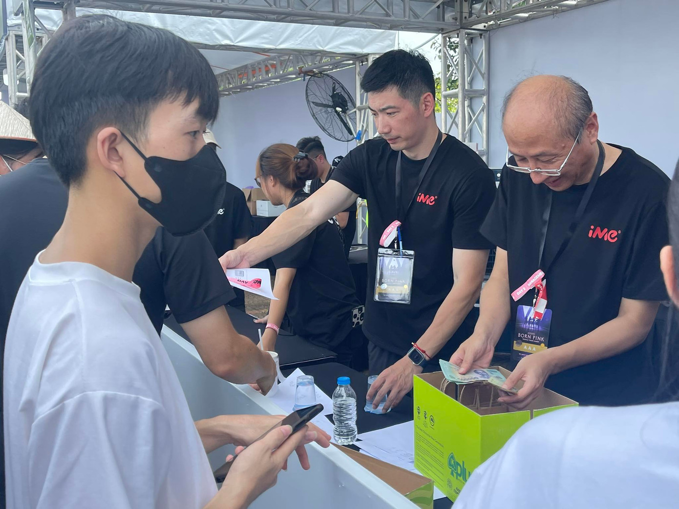 Sau khi thông báo mở lại cổng bán vé online, BTC bán vé trực tiếp bên ngoài sân vận động. Hiện tại trống khá nhiều vé VIP và Platinum. Sau khi thông báo mở lại cổng bán vé online, BTC bán vé trực tiếp bên ngoài sân vận động. Hiện tại trống khá nhiều vé VIP và Platinum.