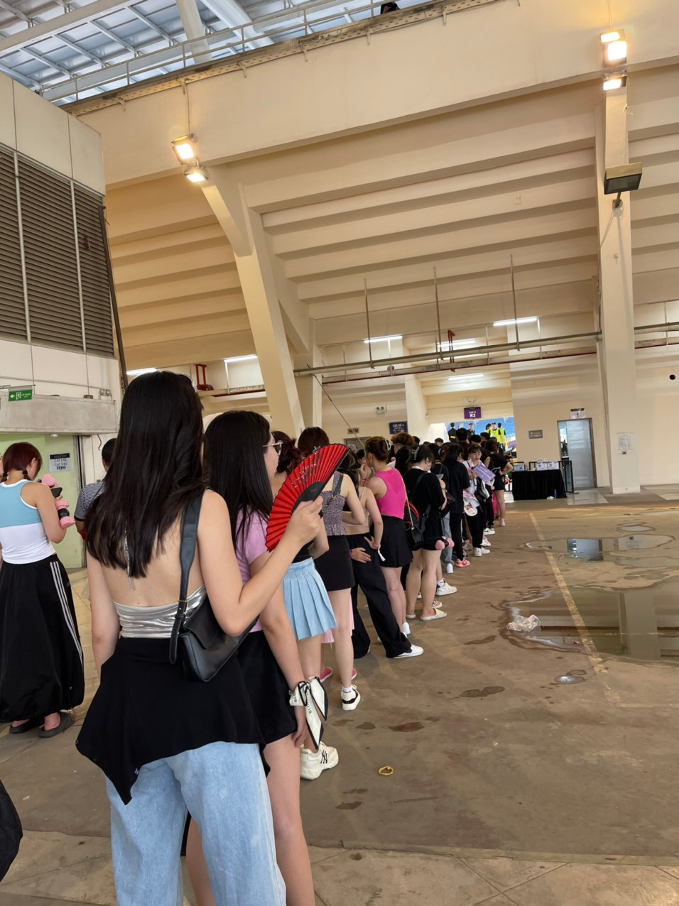 Fan xếp hàng dài vào khu vực khán đài. Fan xếp hàng dài vào khu vực khán đài.