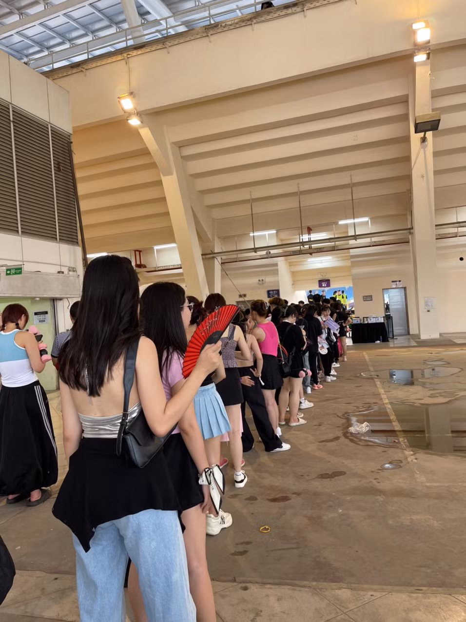 Fan xếp hàng dài vào khu vực khán đài.