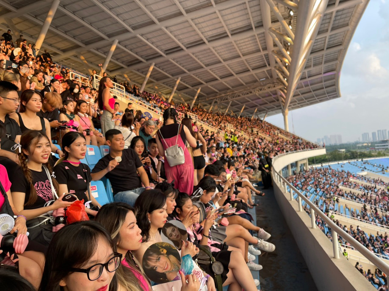 18h15, cơ bản ghế trên khán đài đã được lấp đầy. 18h15, cơ bản ghế trên khán đài đã được lấp đầy.