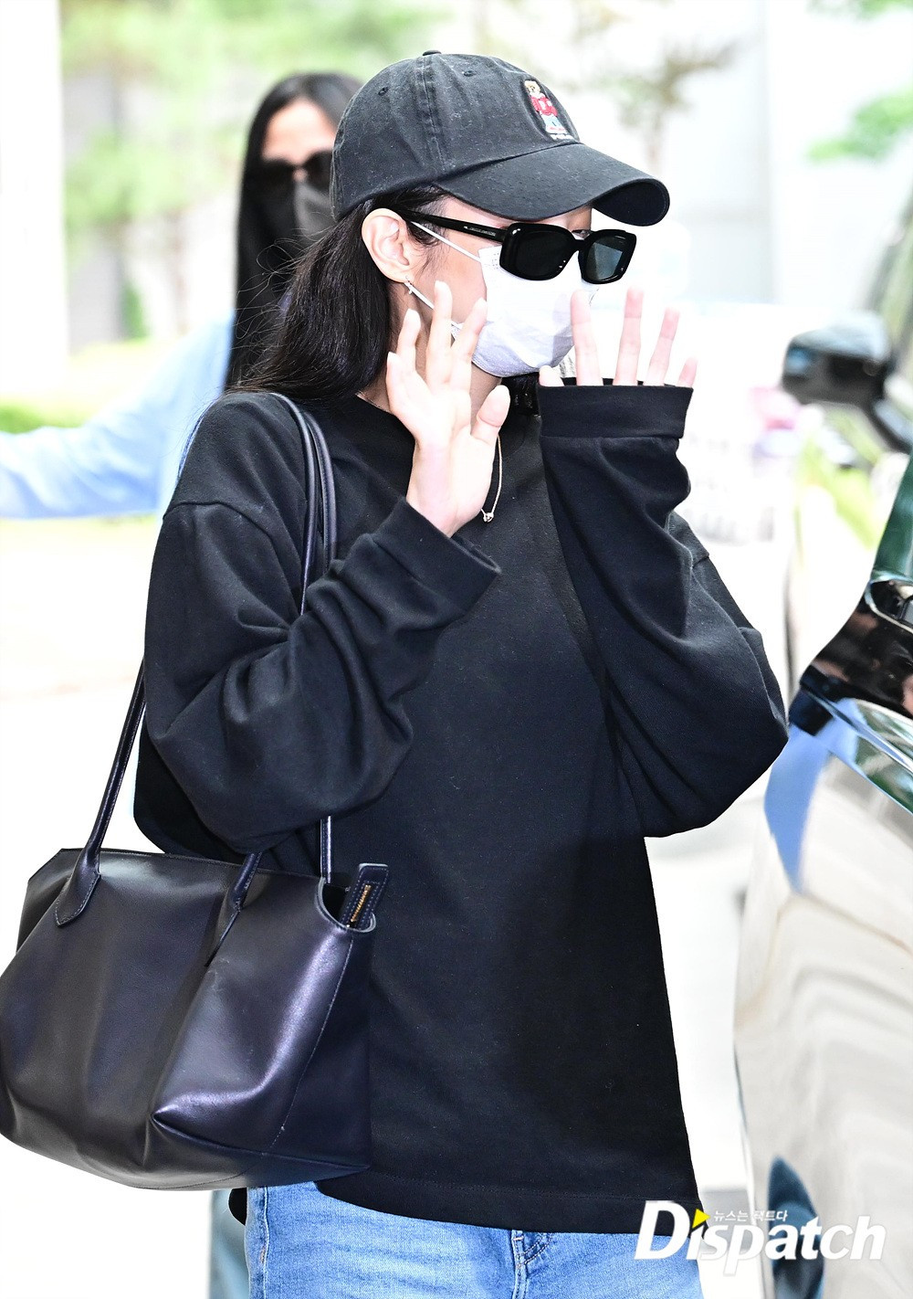 Jennie vẫn né tránh ống kính nhưng vẫn có một số tương tác.