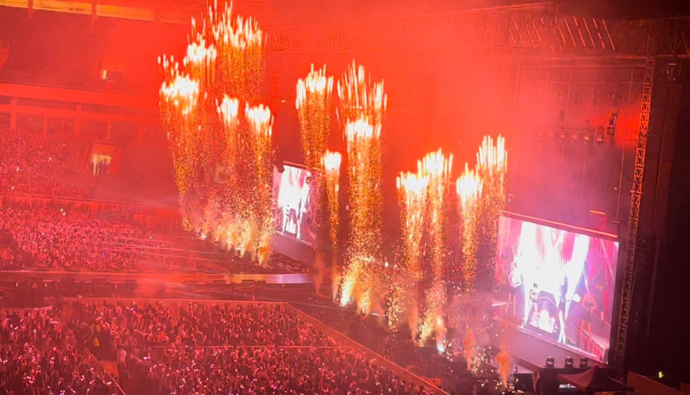 Sân khấu hoành tráng khiến đám đông phấn khích hơn bao giờ hết. Sân khấu hoành tráng khiến đám đông phấn khích hơn bao giờ hết.