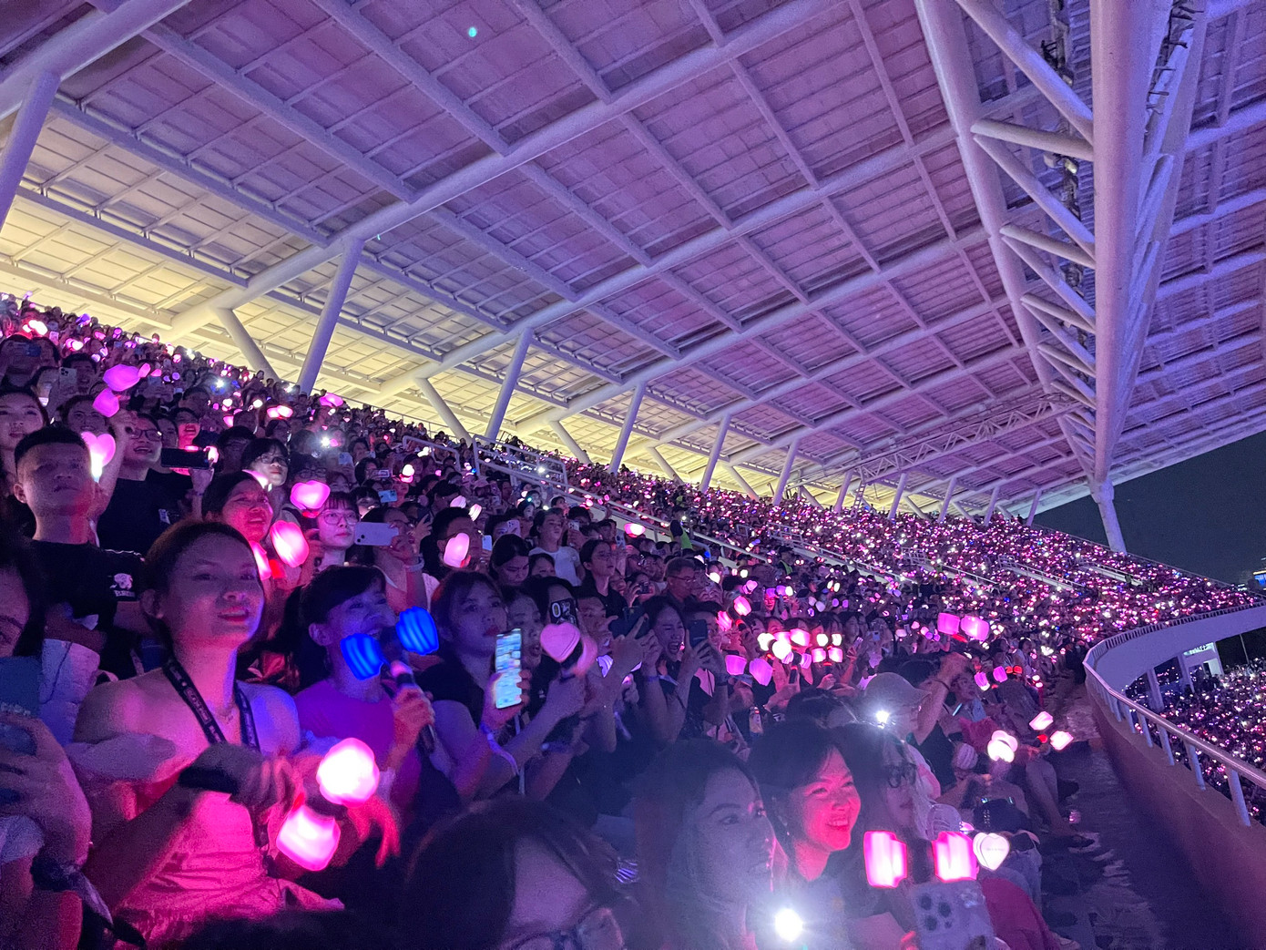 Theo đánh giá, lượng người đổ về sân vận động Mỹ Đình còn đông hơn ngày đầu. Theo đánh giá, lượng người đổ về sân vận động Mỹ Đình còn đông hơn ngày đầu.