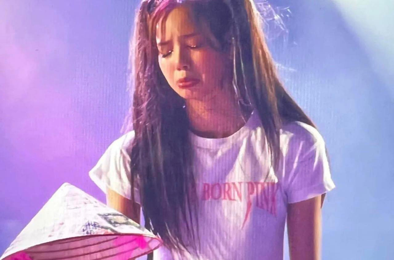 Lisa mếu máo trong giây phút nói lời tạm biệt khán giả Việt. Lisa mếu máo trong giây phút nói lời tạm biệt khán giả Việt.