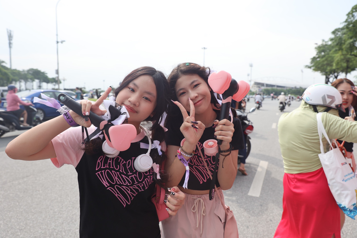 Trái ngược với tình cảnh mưa to, gió lớn vào buổi trưa, sân Mỹ Đình đón nắng vào buổi chiều. Thời tiết đẹp tạo điều kiện cho người hâm mộ chụp ảnh check-in, khoe diện mạo dày công chuẩn bị. Trái ngược với tình cảnh mưa to, gió lớn vào buổi trưa, sân Mỹ Đình đón nắng vào buổi chiều. Thời tiết đẹp tạo điều kiện cho người hâm mộ chụp ảnh check-in, khoe diện mạo dày công chuẩn bị.