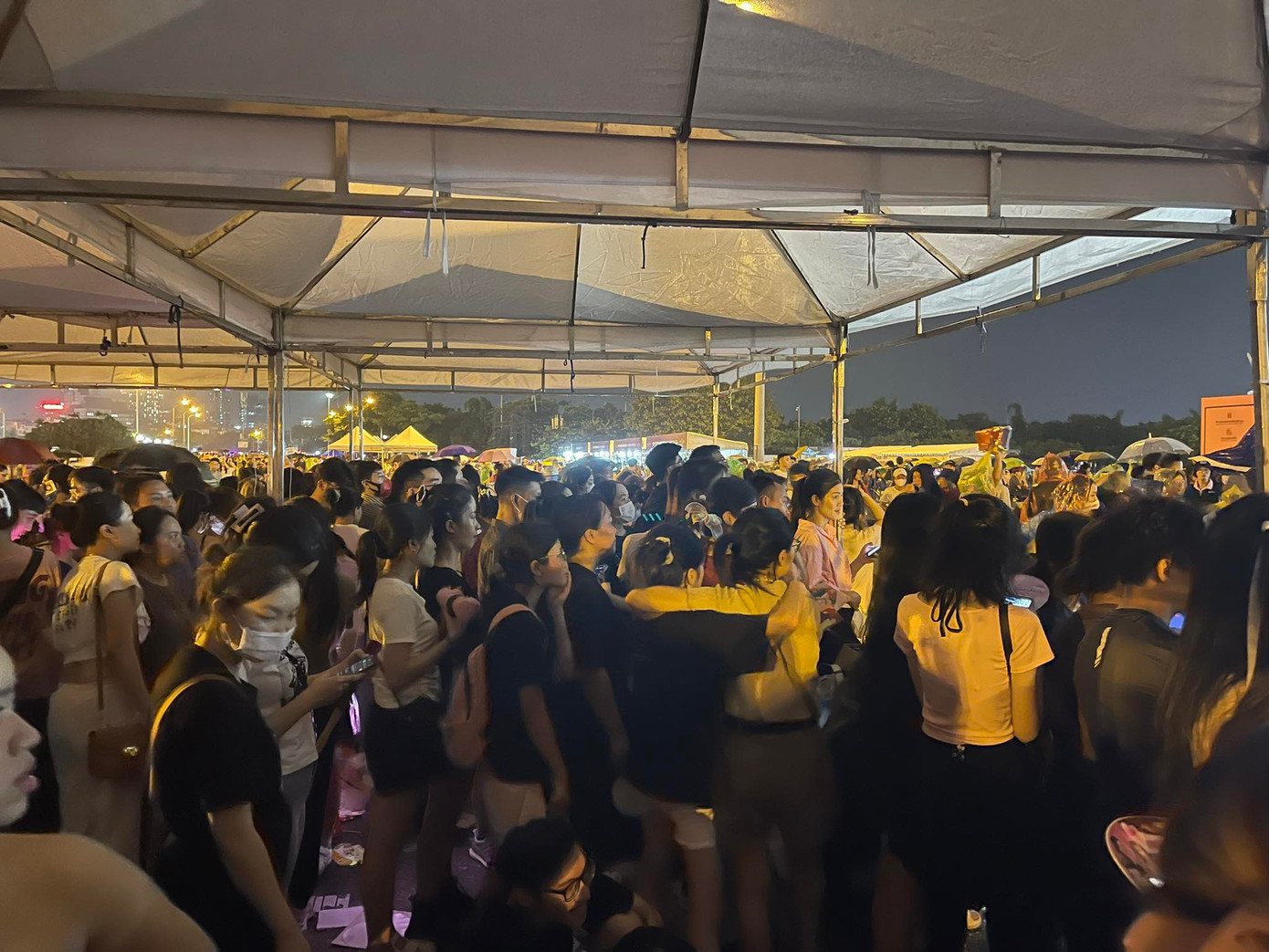 Khán giả nghe ké chen chúc trú mưa ở khu vực mái che do BTC dựng tạm để check-in. Khán giả nghe ké chen chúc trú mưa ở khu vực mái che do BTC dựng tạm để check-in.