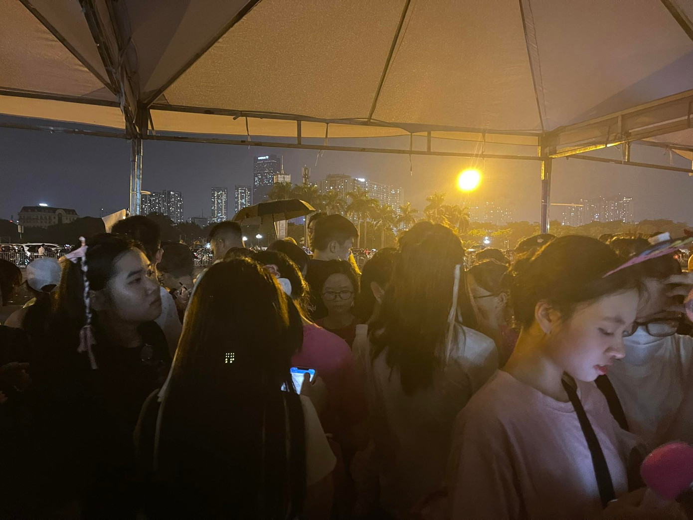 Thời tiết thất thường khiến nhiều người khó chịu. Thời tiết thất thường khiến nhiều người khó chịu.