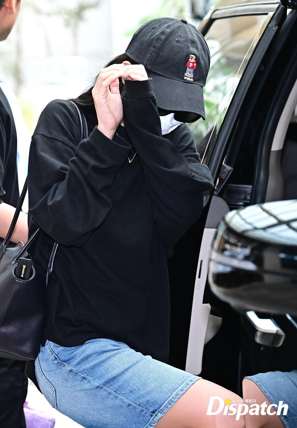 Jennie vẫn né tránh ống kính nhưng vẫn có một số tương tác.