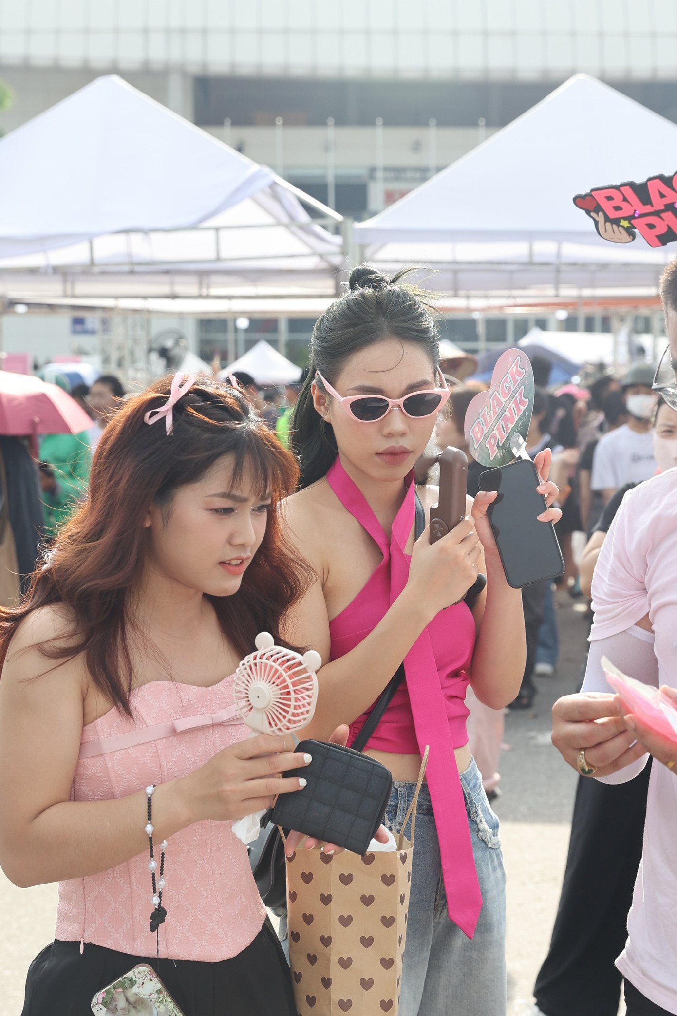 Nhìn lượng fan đông đảo, ăn mặc theo thần tượng cho thấy tầm ảnh hưởng ngày càng mạnh mẽ của Kpop đối với giới trẻ Việt và quốc tế. Nhìn lượng fan đông đảo, ăn mặc theo thần tượng cho thấy tầm ảnh hưởng ngày càng mạnh mẽ của Kpop đối với giới trẻ Việt và quốc tế.