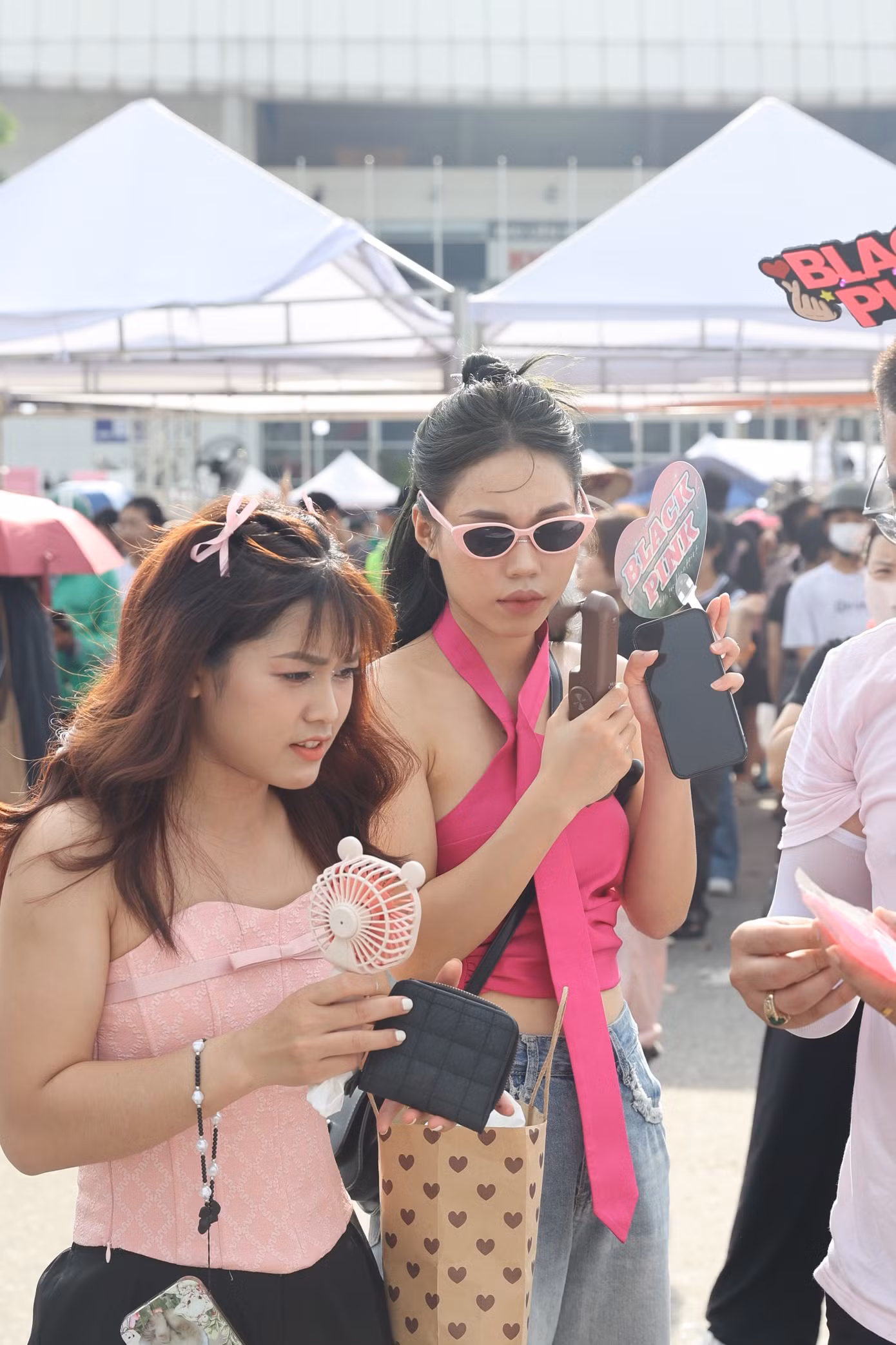Nhìn lượng fan đông đảo, ăn mặc theo thần tượng cho thấy tầm ảnh hưởng ngày càng mạnh mẽ của Kpop đối với giới trẻ Việt và quốc tế.