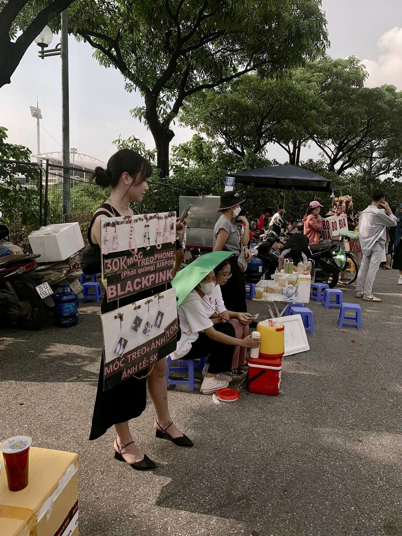 Các món đồ phụ kiện được bán với giá dao động từ 10-250 nghìn đồng. Các món đồ phụ kiện được bán với giá dao động từ 10-250 nghìn đồng.